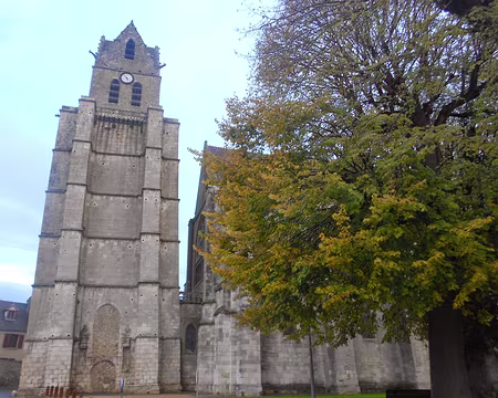 PXL034 Eglise St-Martin, XII-XIIIè s., dont le clocher présentant une inclinaison de 1,12 mètres lui vaut le surnom de Tour Penchée.
