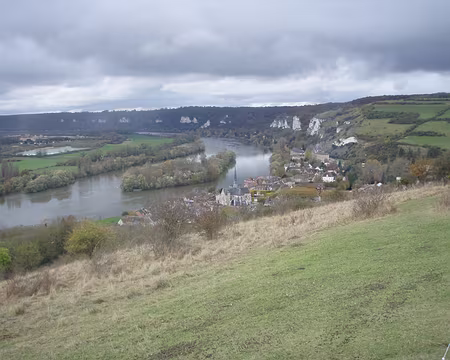 008z1626 Les Andelys, lovés dans une boucle séquanaise.