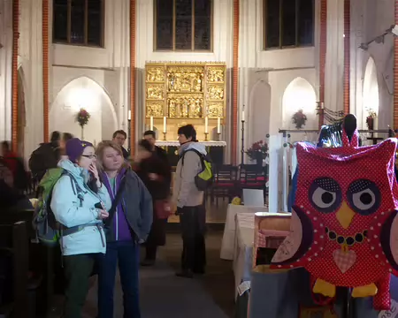 PXL050 un marché de Noêl dans l'église