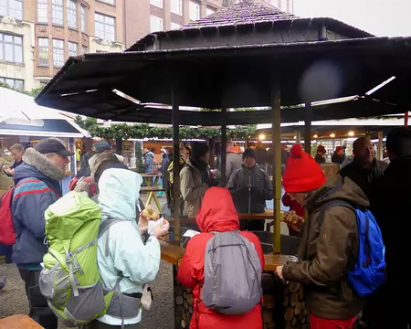 PXL126 restauration rapide devant un brasero