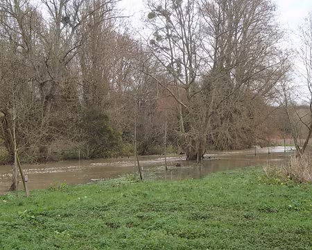 PXL002 Nous découvrons l' Yerres en crue ; en fait, on comprendra le lendemain qu'elle était plus haute et qu'on est maintenant en phase de décrue.