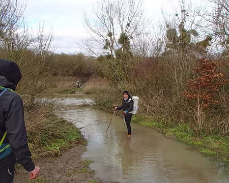 PXL005 Je vais tester le niveau d'eau du gué