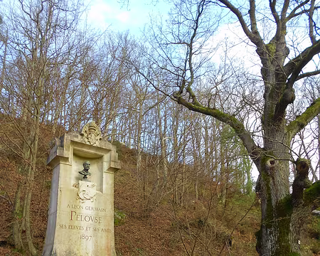 PXL011 Monument à Léon-Germain Pelouse, un des peintres paysagistes de Cernay, ayant contribué à la renommée de la vallée de Chevreuse.