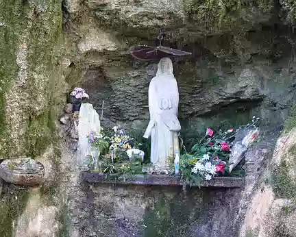 217-P1010459 grotte avec une Vierge à l'enfant