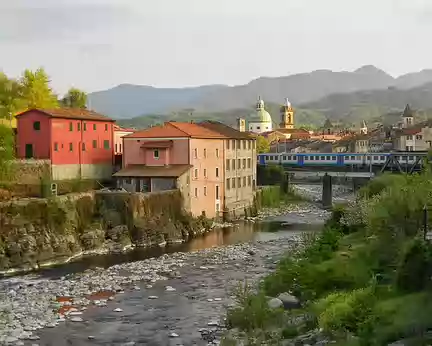 268-Via Francigena en Toscane - 20 avr. - 5 mai 14 117 Pontremoli et la rivière Magra