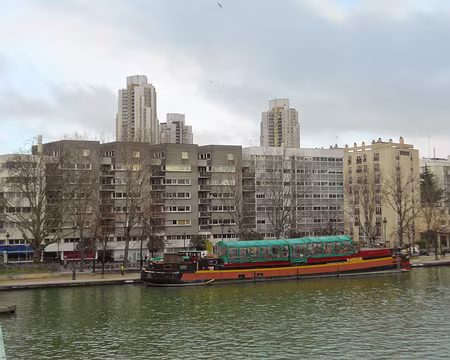 PXL020 Immeuble en pierre, béton et métal, quai de la Seine