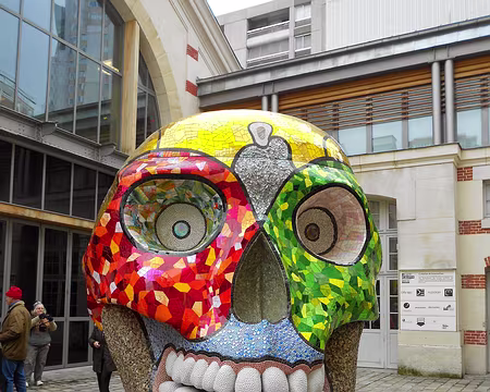 PXL039z1654 La Cabeza ou Tête de mort de Nikki de Saint-Phalle (1930-2002), revêtue de miroirs et de pierres colorées.