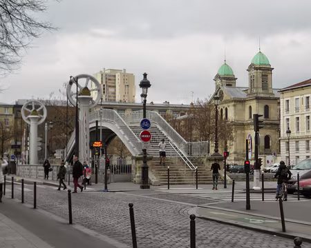 PXL050 Pont levant de la rue de Crimée (1885) et l'Eglise St-Jacques-St-Christophe (1844) de style néo-classique.
