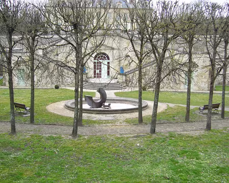 PXL010 La fontaine devant le chateau