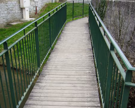 PXL020 De l'autre coté du lavoir, un passage piéton