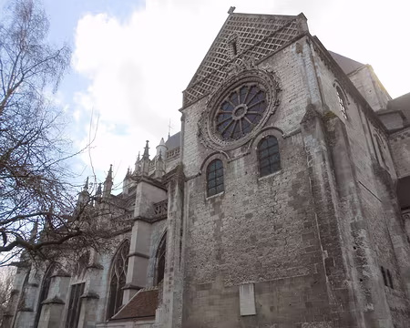 PXL009 Côté nord de St-Etienne et la sculpture la 