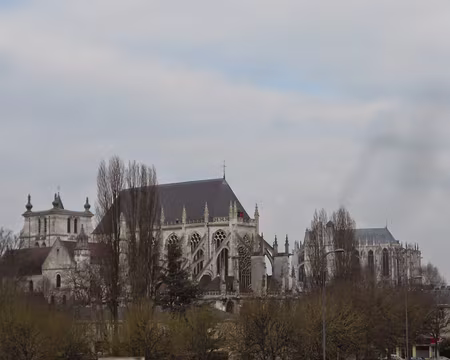 PXL011 St-Etienne et à l'arrière-plan la Cathédrale St-Pierre.