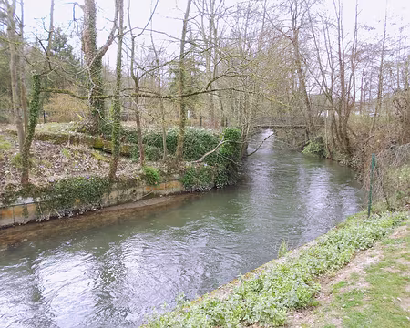 PXL012 Le Thérain, affluent de l'Oise, coule à Beauvais
