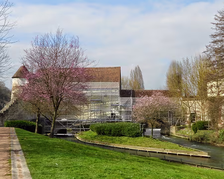 PXL013 Le Thérain et les vestiges de la Tour Boileau (XVè s.), derniers vestiges du système défensif médiéval.