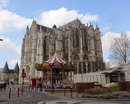 PXL018 La Cathédrale St-Pierre , chef d'oeuvre de l'architecture gothique, édifié au XIIIè s.
