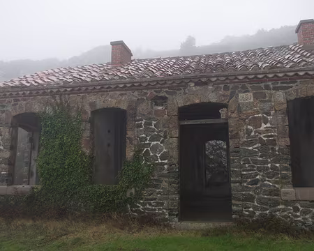 2015_03_22_09h3620 Caserne jumelle de notre gîte, pas encore rénovée