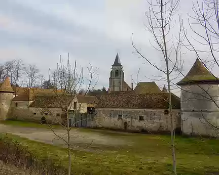 PXL003z1662 La ferme des Tourelles, XIIIè-XVIè s., et l'église Saint Cyr, St-Cyr-sous-Dourdan.