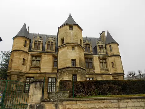 Dominique Dominique F, détail sortie