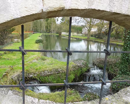 PXL008z1668 L'Aubette de Meulan, cours d'eau de 14 km bordé, jadis, par 15 moulins. Affluent de la Seine, se jetant dans la Seine à Meulan.