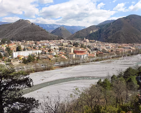 PXL063 Digne-les-Bains traversée par la Bléone.