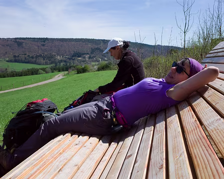 059 Banc géant invitant au repos et à la contemplation