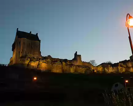 141 Château de Larochette à la nuit tombante