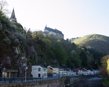 222 Maisons au bord de l'Our, au pied du château
