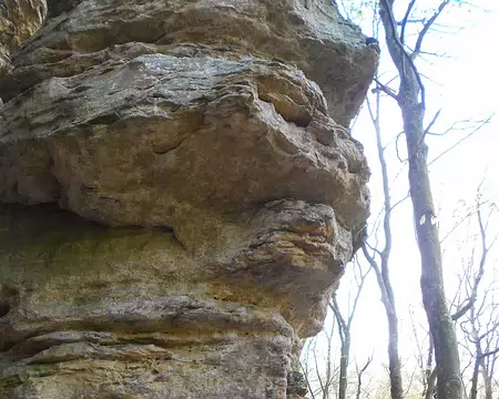 PXL037 J3 - Le sentier passe le long de falaises de grès..