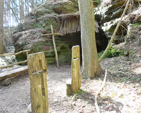 PXL043 A la fin du XVIIIè s. ce rocher servait d'abri à l'ermite Michel