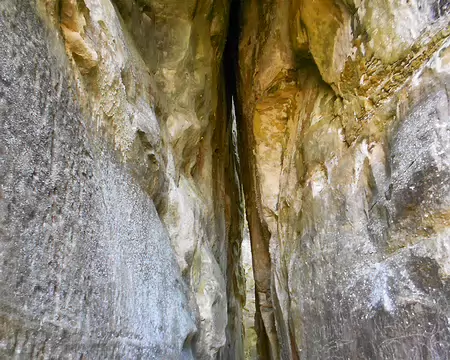 PXL045 Le sentier serpente entre les passages étroits.