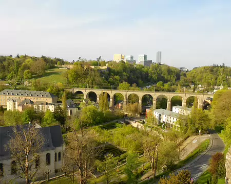 PXL124 Le pont ferroviaire et le plateau du Kirchberg qui accueille les bâtiments des institutions européennes
