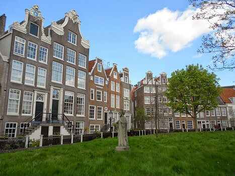 Dominique Dominique F, détail sortie