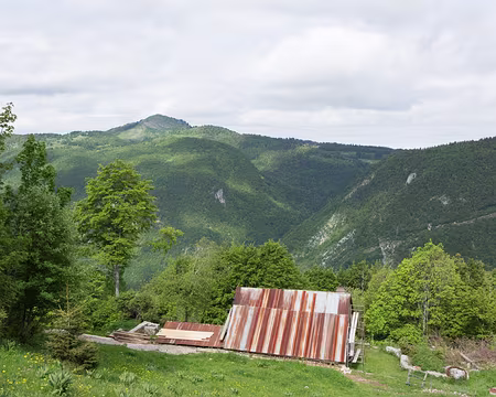 FM9A9772 Nous sommes juste en face du Crêt de Chalam et la Borne au Lion, bien connus des skieurs de fond qui fréquentent La Pesse