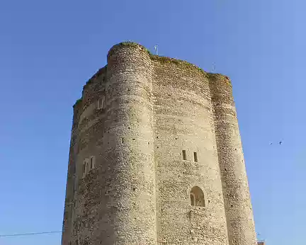 PXL006z1710 Donjon massif du château-fort du XIIè s., haut de 25 mètres, Houdan