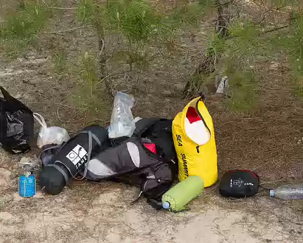 FM9A8912 Voici ce que l’on trouve dans le sac d’un rando-campeur : une tente, un duvet, un réchaud, de la nourriture, de l’eau et quelques vêtements