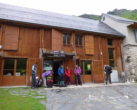 PXL001 Devant le refuge-auberge de l'Hospice de France