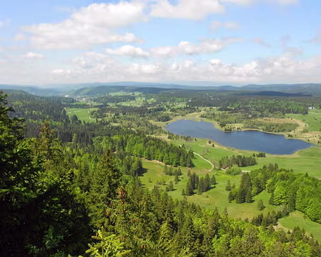 PXL045z1721 Le lac de Bellefontaine, depuis la Roche Bernard (1 290 m.)