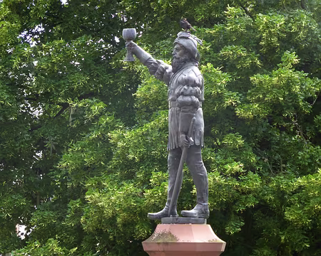 PXL005 le verre de Riesling à la main