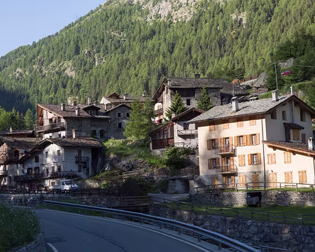 FM9A0615 Le car nous dépose ici, à Maisonnasse