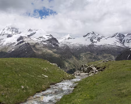 FM9A0889 Le Grand Paradis, à gauche, reste caché dans les nuages