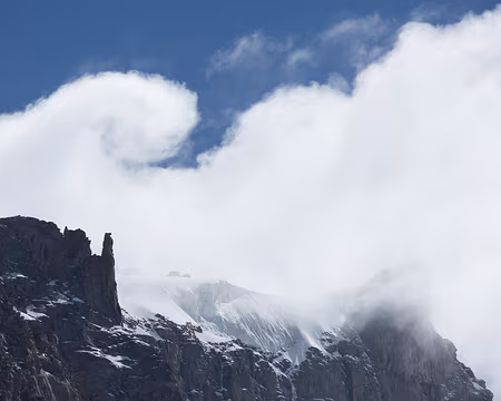 FM9A1027 Volutes au dessus du sommet du Grand Paradis qui n’est pas visible, il est caché derrière les rochers sur la gauche de la photo