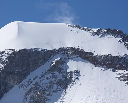 FM9A1036 Le Ciarforon. Difficile à voir : deux alpinistes dans la neige au pied de la falaise côté gauche, au niveau des pierres