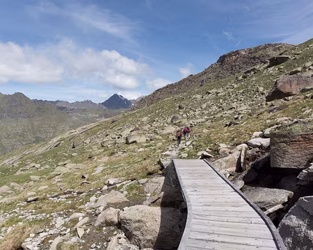 FM9A1075 Nous quittons la foule