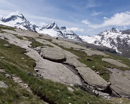 FM9A1087 De gauche à droite : le Ciarforon (3640m), le Bec de Monchair (becca di Monciair) (3545m), la cime de Breuil (3454m), le col du Grand Etret (3201m) et la Punta...