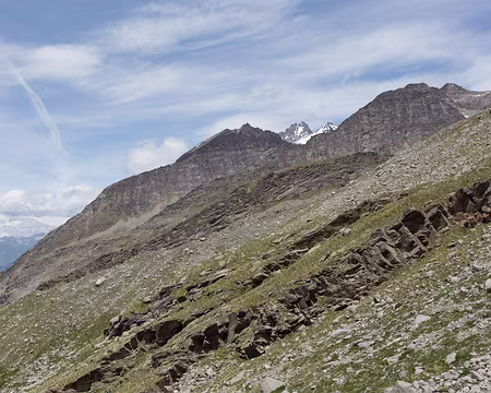 FM9A1159 C’est le sommet de la Grivola qui apparait entre la Pointe Leyser et la Pointe Money