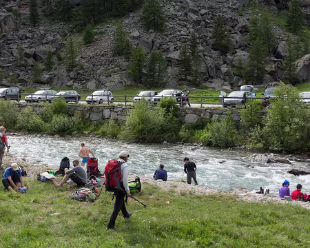 FM9A1292 Fin du parcours ; Et pour certain, toilette en attendant le car