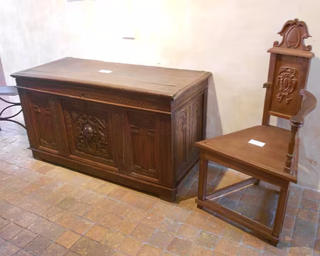 PXL009 Coffre en noyer, et caquetoire, XVIè s.