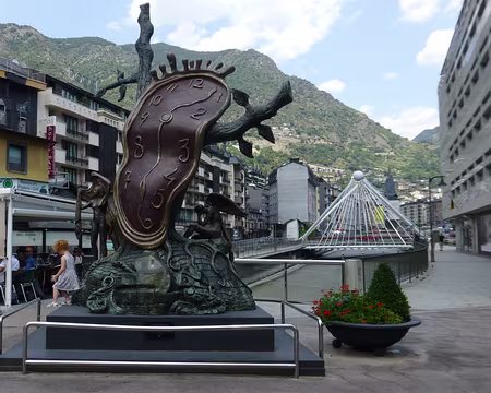 PXL063 A Andorre-la-Vieille il fait si chaud que le temps a fondu !