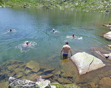 PXL095 La moitié du groupe se baigne !