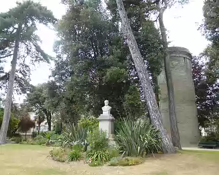 PXL101 Le Parc Liais, enclave de verdure au coeur de la ville. Emmanuel Liais (1826-1900), Maire de Cherbourg, astronome et féru de botanique...